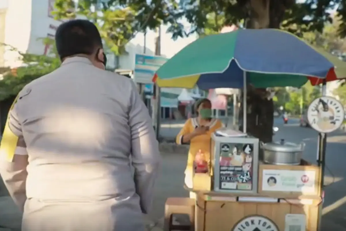 Jenderal Polri Beli Bakso di Pinggir Jalan