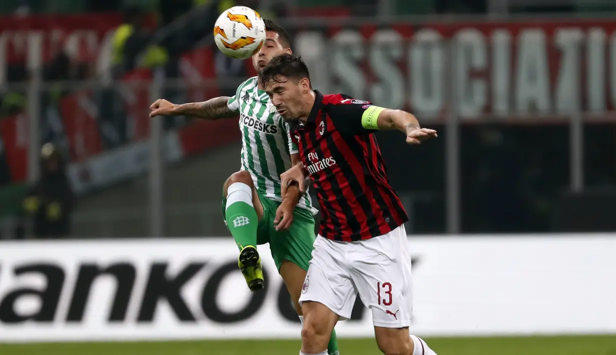 Bek AC Milan, Alessio Romagnoli, duel udara dengan pemain Real Betis, Sergio Leon, pada laga Liga Europa di Stadion San Siro, Kamis (25/10/2018). AC Milan takluk 1-2 dari Real Betis. (AP/Antonio Calanni)