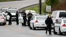 Petugas kepolisian menyisir area hutan untuk mencari tersangka penembakan di sebuah restoran Waffle House dekat Nashville, Tennessee, Minggu (23/4). Polisi mengatakan pelaku melepaskan jaketnya dan kabur dengan berjalan kaki. (AP Photo/Mark Humphrey)