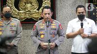 Kapolri Jenderal Listyo Sigit Prabowo (tengah) menyampaikan keterangan saat jumpa pers di Mabes Polri, Jakarta, Kamis (4/8/2022). Menurut Sigit, tim khusus bakal menjelaskan duduk perkara tewasnya Brigadir J secara terang benderang. (Liputan6.com/Faizal Fanani)