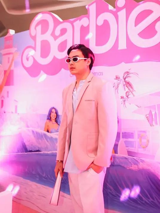 Di sampingnya, ada Jeje Soekarno yang tak kalah menawan dengan setelan jas nuansa baby pink dan kemeja baby blue. [Instagram/jejesoekarno].