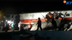 Truk bermuatan pasir ini ringsek setelah dihantam Kereta Api Argo Bromo Anggrek dan Kereta Api Sembrani jurusan Jakarta - Surabaya