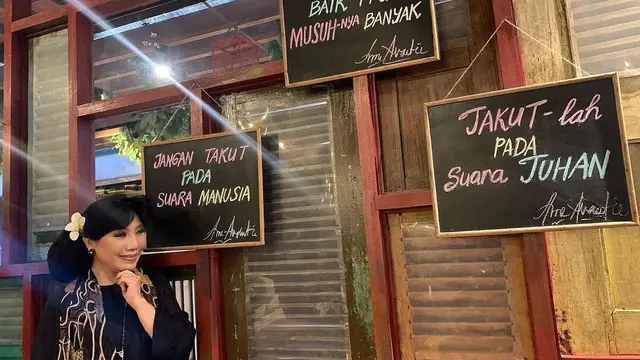 6 Potret Desainer Anne Avantie, Orang Indonesia Pertama Jadi Role Model Barbie