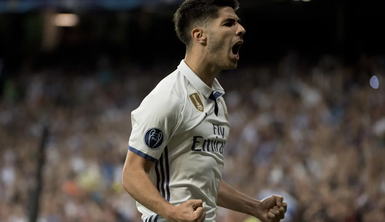 Selebrasi Marco Asensio usai menceploskan bola ke gawang Bayern Munchen saat  Perempat Final Liga Champions 2017 di Santiago Bernabeu, Spanyol, Rabu (19/4). Madrid kalahkan Munchen dengan skor 4-2 lewat perpanjangan waktu. (AP Photo)
