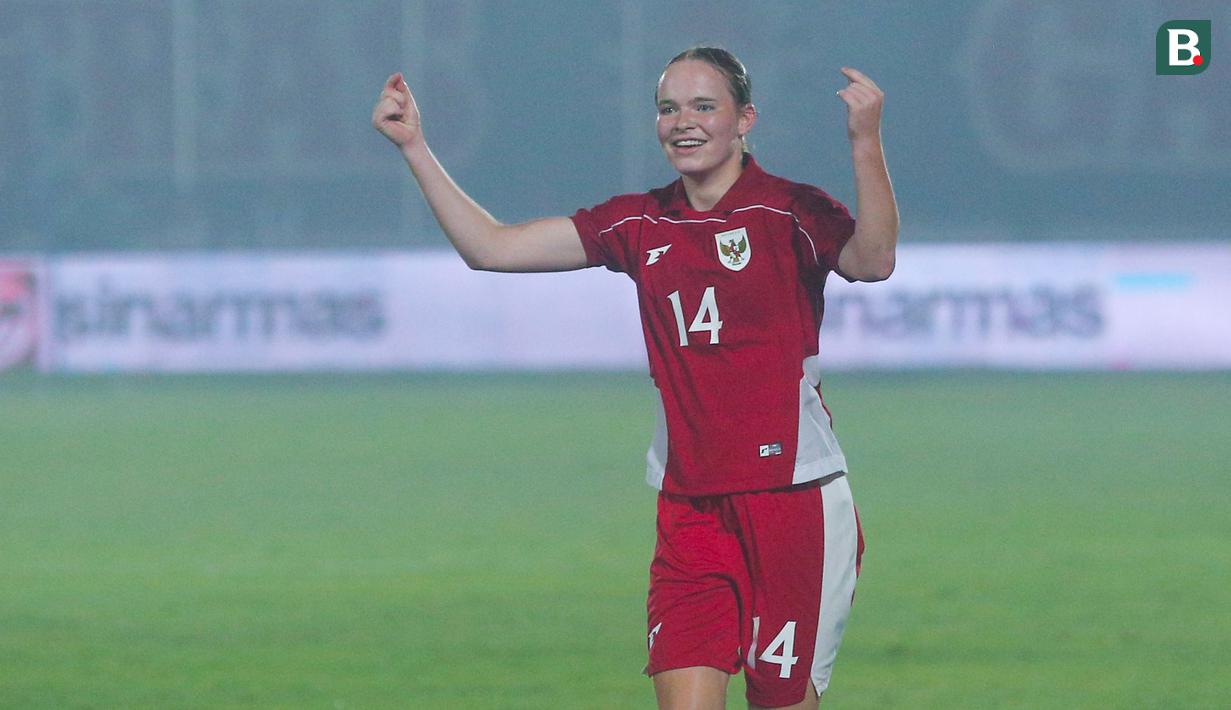 Pemain Timnas Indonesia Putri, Isa Warps, melakukan selebrasi setelah mencetak gol ke gawang Kirgistan pada laga Grup D Kualifikasi Piala Asia Putri 2026 di Stadion Indomilk Arena, Tangerang, Minggu (29/6/2025). (Bola.com/M Iqbal Ichsan)
