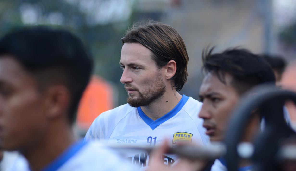Marc Klok direkrut dari Persija Jakarta dengan durasi kontrak empat tahun. Pelatih Persib, Robert Alberts menyatakan bahwa dirinya dan Klok pernah satu tim ketika membela PSM Makassar. Mereka berdua telah antarkan skuat Eja raih runner up di Liga 1 musim 2017/2018. (Foto: Dokumentasi Persib)