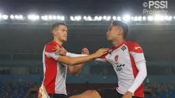 Pemain Timnas Indonesia, Jay Idzes (kiri) melakukan pemanasan bersama Marselino Ferdinan saat berlatih menjelang laga Kualifikasi Piala Dunia 2026 melawan China yang berlangsung di Stadion Qingdao Tiantai, China pada Minggu (13/10/2024) malam waktu setempat. (Dok. PSSI)