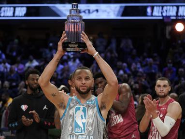 Steven Curry terpilih menjadi MVP dalam laga NBA All-Star Game 2022 usai membawa Tim Lebron mengalahkan Tim Durant dengan skor 163-160. Total, Steven Curry menyumbang 50 poin yang dilesakkan sebagian besar dari kelihaiannya melepaskan 16 kali lemparan tiga angka. (AP/Charles Krupa)