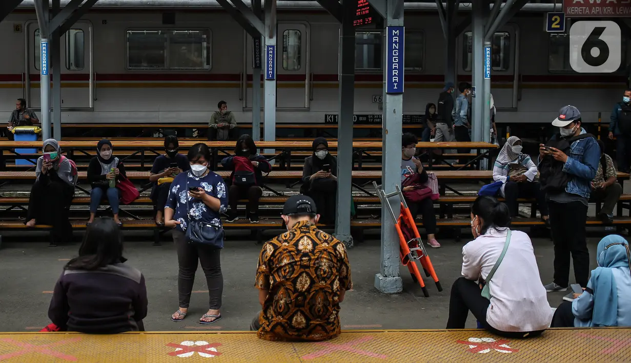 Penumpang menunggu kereta saat jam pulang kantor, Jakarta, Rabu (17/11/2021). Pemerintah menyatakan status level PPKM di luar Jawa Bali tidak berubah dan masih mengkaji soal penanganan COVID-19 menjelang libur Natal dan Tahun Baru. (Liputan6.com/Johan Tallo)