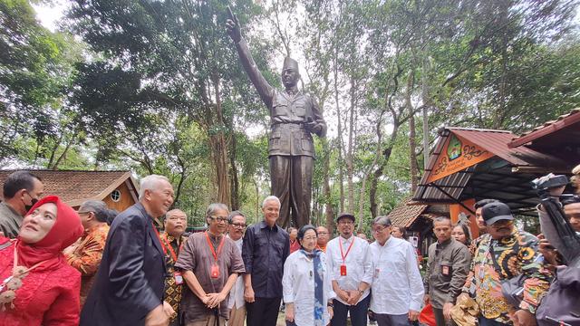Megawati, Ganjar, dan Sejumlah Budayawan Meresmikan Patung Bung Karno di Yogyakarta