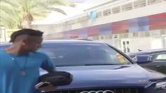 Dani Alves dan Neymar tampaknya punya hubungan khusus di Barcelona. Itu terpancar lewat gaya salaman saat mereka berdua bertemu di tempat latihan Azulgrana, ingin lihat seperti apa kekompakan dua pemain tersebut?