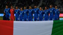 Para pemain starting XI Timnas Italia U-20 berbaris menyanyikan lagu kebangsaan Italia sebelum dimulainya laga babak 16 besar Piala Dunia U-20 2023 menghadapi Inggris di Diego Armando Maradona Stadium, La Plata, Argentina (31/5/2023). Italia tercatat pernah satu kali menjadi peringkat ketiga Piala Dunia U-20 pada edisi 2017 di Korea Selatan. Kala itu Italia menang 4-1 (0-0) dari Uruguay lewat adu penalti. (AFP/Luis Robayo)