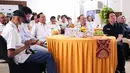 Ketua Umum PBSVSI, Imam Sudjarwo (tengah) bersama para pengurus dan beberapa tamu saat hadir di perayaan hari ulang tahun ke-71 yang dilaksanakan di Gedung Serbaguna Padepokan Voli Sentul, Kamis (26/2/2026) sore WIB. (Bola.com/Abdul Aziz)