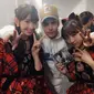 Personel AKB48, Haruna Kojima dan Minami Takahashi saat bersama Justin Bieber. (Twitter)