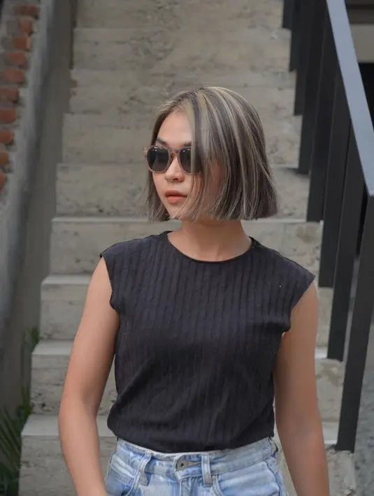 Di beberapa unggahannya, penyanyi jebolan  The Voice Indonesia ini memang tampak sering memakai kacamata. Ketika hangout, Regina tampil kece dengan memakai kacamata. Busananya dengan gaya kasual pun membuatnya terlihat stylish. (Liputan6.com/IG/@reginapoetiray)