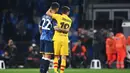 Bek Napoli, Giovanni Di Lorenzo (kiri) dihibur lawannya, bek Barcelona Jordi Alba usai berakhirnya laga leg kedua play-off Liga Europa 2021/2022 yang berakhir 4-2 untuk kemenangan Barcelona. Total, Barcelona unggul 5-3 setelah di leg pertama bermain imbang 1-1. (AFP/Andreas Solaro)