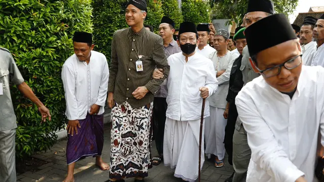 Gubernur Jawa Tengah Ganjar Pranowo sowan ke Pondok Pesantren (Ponpes) Girikusumo yang terletak di Kecamatan Mranggen, Kabupaten Demak pada Kamis (4/5/2023).