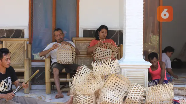 Warga Lingkungan Papring, Kelurahan Kalipuro Banyuwangi membuat tas anyaman bambung ramah lingkungan (Hermawan Arifianto/Liputan6.com)