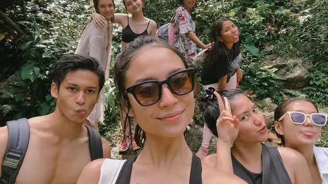 7 Momen Pemain Sinetron Buku Harian Seorang Istri Liburan Bareng Ke Curug Ini Seru