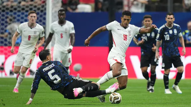 Pemain Argentina Leandro Paredes (5) berebut bola dengan pemain Inggris Jude Bellingham (10)