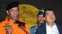 Kepala Basarnas Marsdya TNI F Henry Bambang Sulistyo (kiri) memberikan sejumlah keterangan kepada wartawan terkait hilangnya pesawat AirAsia QZ 8501 di kantor Basarnas, Jakarta (28/12). (Liputan6.com/Helmi Fithriansyah) 