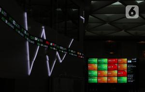 Layar yang menampilkan informasi pergerakan saham di gedung Bursa Efek Indonesia, Jakarta, Senin (8/6/2020).  Indeks Harga Saham Gabungan (IHSG) menguat 1,34% ke level 5.014,08 pada pembukaan perdagangan sesi I, Senin (8/6). (Liputan6.com/Angga Yuniar)