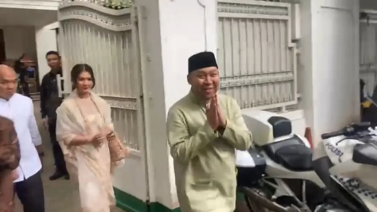 Anak Presiden ke-8 RI Prabowo Subianto, Ragowo Hediprasetyo Djojohadikusumo alias Didit Hediprasetyo menyambangi kediaman Presiden ke-5 RI, Megawati Soekarnoputri, Senin (31/3/2025). (Merdeka.com/Nur Habibie)