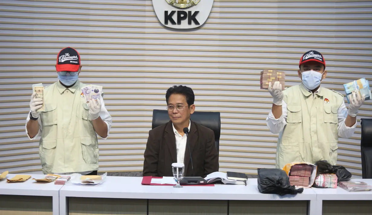 Wakil Ketua Komisi Pemberantasan Korupsi (KPK), Johanis Tanak (tengah) bersama petugas menunjukkan barang bukti penangkapan dan penahanan Gubernur Riau Abdul Wahid di Gedung Merah Putih Komisi Pemberantasan Korupsi (KPK), Jakarta, Rabu (5/11/2025). Dalam OTT tersebut, KPK menyita uang senilai total Rp 1,6 miliar yang terdiri dari pecahan rupiah, dolar Amerika Serikat, dan Poundsterling. (merdeka.com/Arie Basuki)
