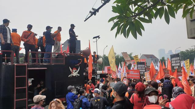 Massa Demo Buruh May Day Fiesta mulai memadati depan Gedung DPR MPR, Jakarta.
