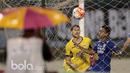 Mitra Kukar mencetak gol balasan saat melawan Persib Bandung pada babak delapan besar Piala Presiden 2017 di Stadion Manahan, Solo. Jumat (25/2/2017). (Bola.com/Nicklas Hanoatubun)