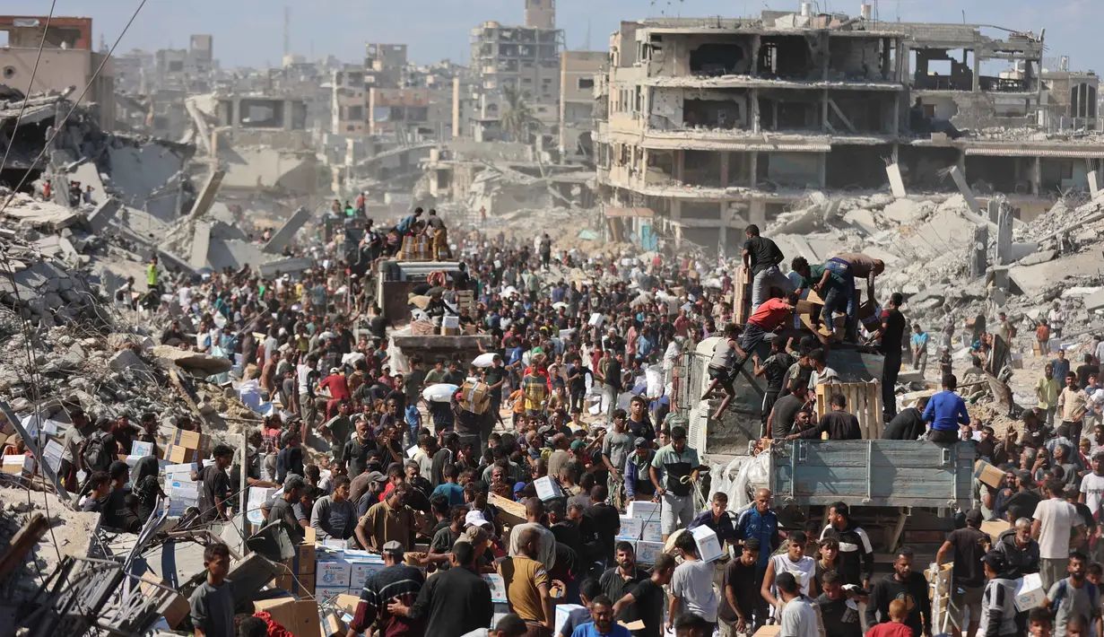 Kesepakatan gencatan senjata antara Israel dan Hamas tahap pertama juga mencakup pengiriman bantuan kemanusiaan yang masuk ke Gaza. Diketahui, per hari minimal 400 truk bakal masuk wilayah tersebut. (Omar AL-QATTAA/AFP)