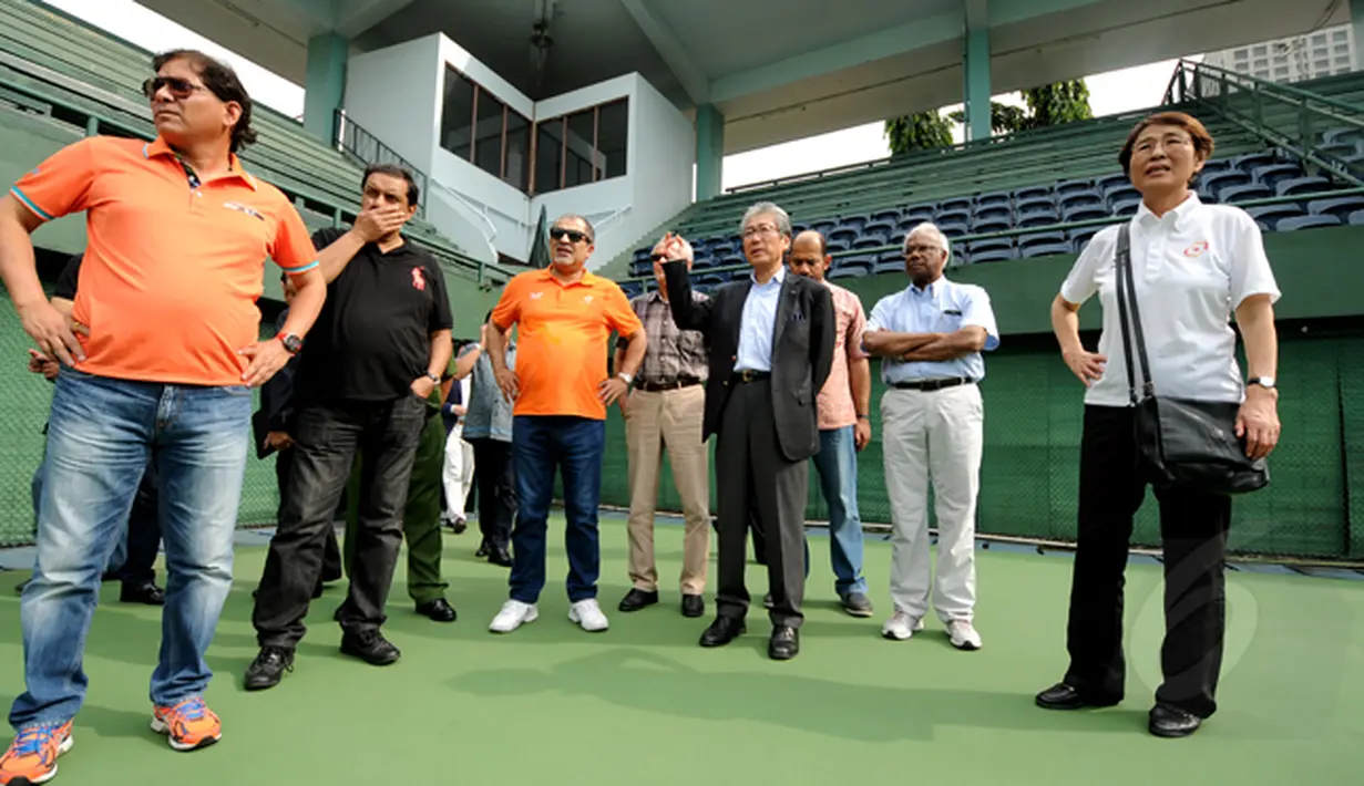 Perwakilan delegasi Olympic Council of Asia (OCA) meninjau beberapa lokasi tempat penyelenggaraan Asian Games 2018 di sekitar Gelora Bung Karno, Jakarta, Senin (26/1/2015). (Liputan6.com/Helmi Fithriansyah)