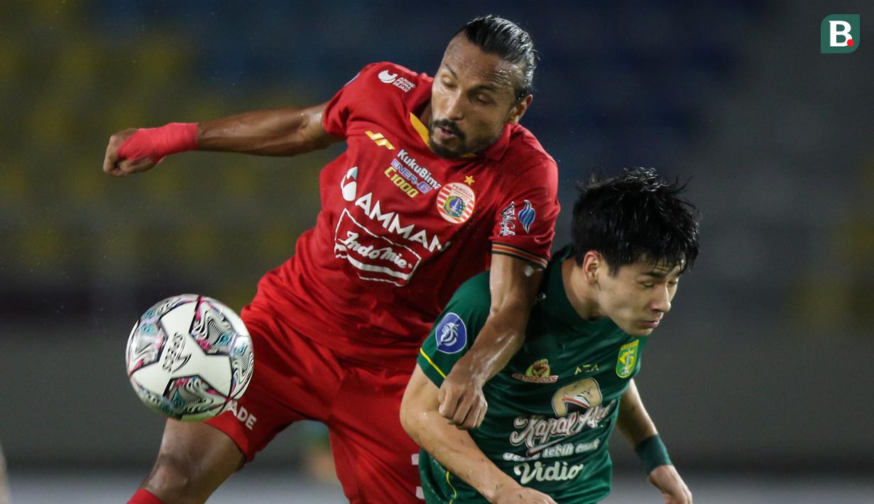 Persebaya berinisiatif melakukan serangan balik, sayangnya kesigapan pemain Persija dalam menghadapi serangan balik masih menjadi kendala. Tekanan Persebaya ke pertahanan Persija juga kerap gagal. (Bola.com/Bagaskara Lazuardi)