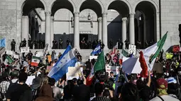 Lebih dari 1.000 orang berkumpul di kota terbesar kedua di Amerika Serikat pada hari keenam protes, dengan kerumunan yang damai saat mereka berbaris di jalan-jalan. (RONALDO SCHEMIDT/AFP)
