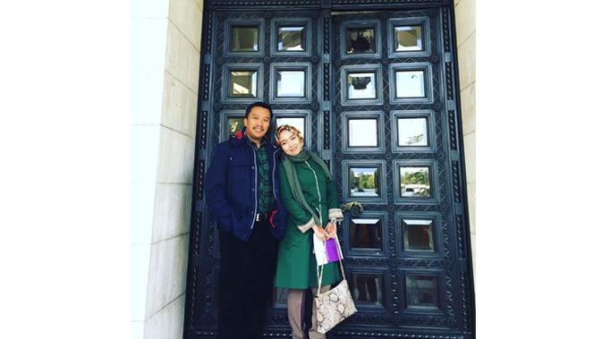 7 Potret Shohibah Rohmah Istri Imam Nahrawi, Desainer Busana Muslim yang Memesona (sumber: Instagram.com/obib_nahrawi)
