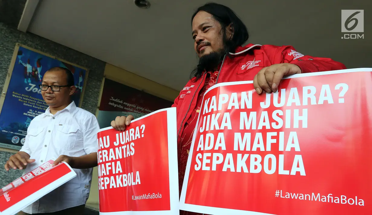 Perwakilan Indonesia Football Community menunjukkan pamflet sebelum audiensi dengan Satgas Anti Mafia Bola di Polda Metro Jaya, Jakarta, Jumat (28/12). Indonesia Football Community mendukung Polri memberantas mafia bola. (Liputan6.com/JohanTallo)