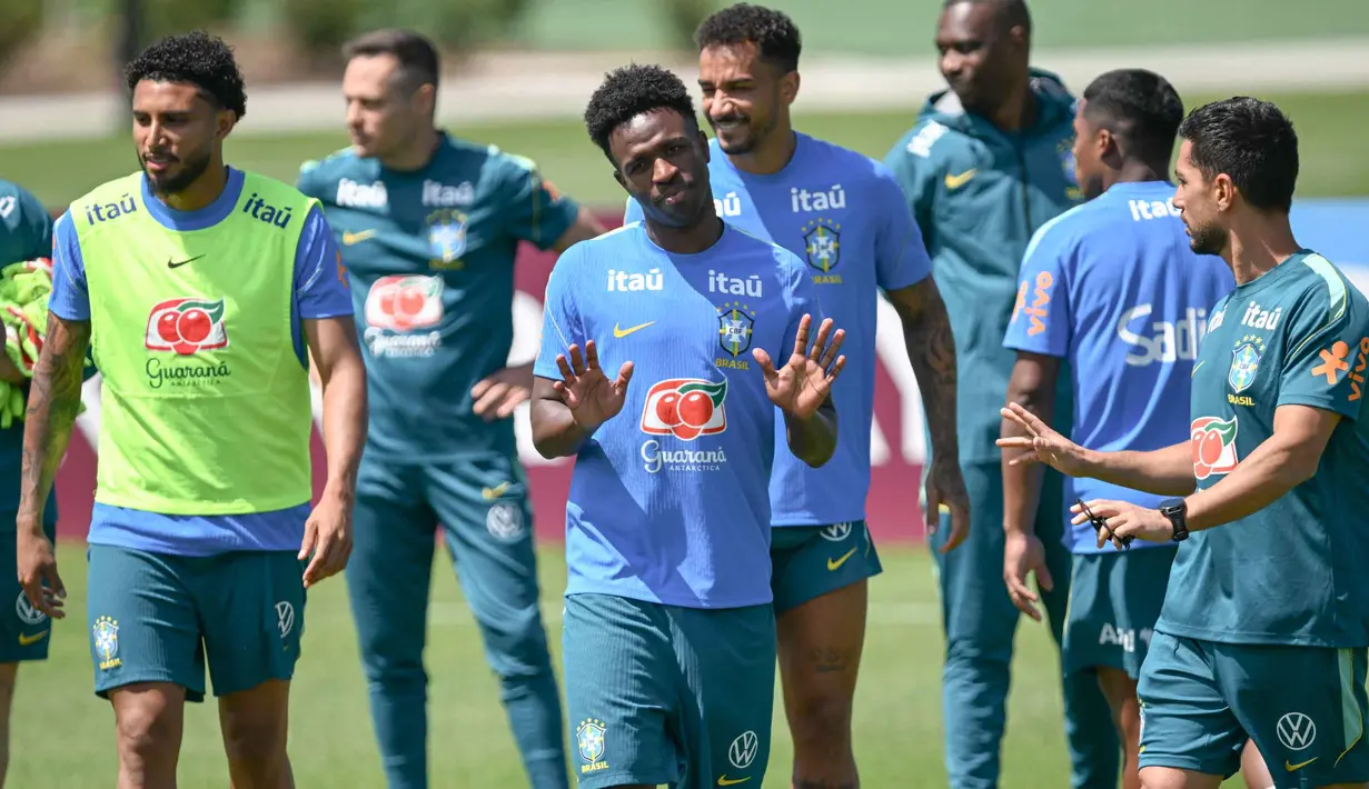 Pemain depan Brasil, Vinicius Junior (tengah), memberi isyarat selama sesi latihan sebagai bagian dari persiapan menghadapi pertandingan sepak bola Piala Dunia 2026 melawan Maroko di Fasilitas Latihan Columbia Park, Morristown, New Jersey, pada 9 Juni 2026. (MAURO PIMENTEL/AFP)