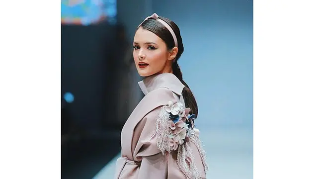 Biasa Tampil Natural, Ini 7 Potret Amanda Rawles dengan Makeup Tebal