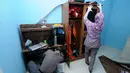 Petugas Dir Tipikor Bareskrim Mabes Polri memeriksa salah satu kamar di rumah Yayat A Sudrajat tersangka kasus dugaan korupsi proyek pembangunan Stadion Gedebage di Perumahan Sarie Bunga Bakung D25, Bandung, (22/5/2015). (Liputan6.com/Helmi Fithriansyah)