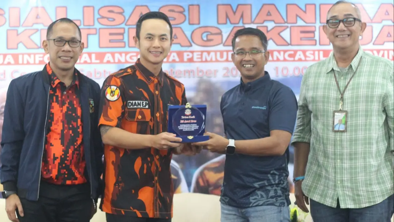 Penyerahan cinderamata kepada BPJS oleh Pemuda Pancasila setelah kerjasama jaminan sosial.
