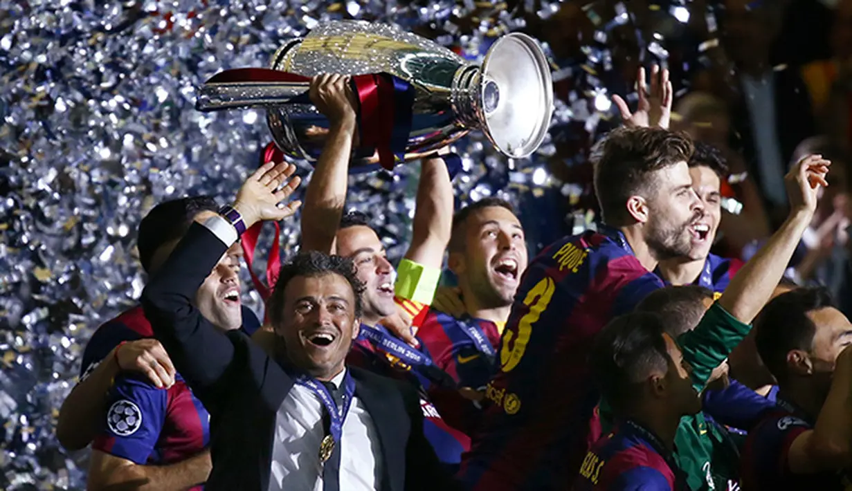 Xavi Hernandez didampingi oleh Luis Enrique bersama pemain Barcelona lainnya mengangkat trofi juara final Liga Champions. (REUTERS / Michael Dald)