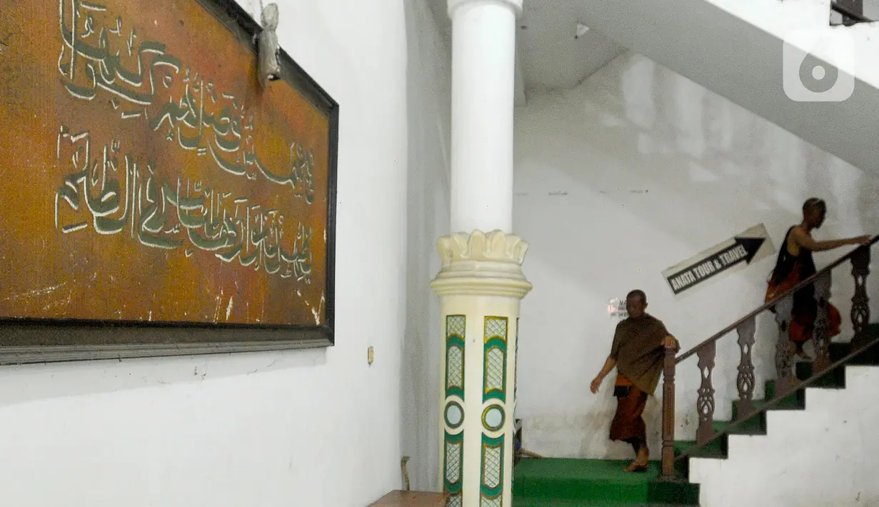 Tak jarang pengendara yang sengaja berhenti untuk menyaksikan dan mengambil foto para Biksu. Lalu lintas di Jalur Pantura setempat pun tersendat. (merdeka.com/Arie Basuki)