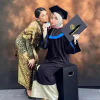 Marshanda tampil menawan saat mendampingi sang anak, Sienna wisuda. [Foto: Instagram/ Marshanda]