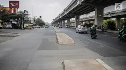 Kendaraan melintas dekat trotoar yang berada di tengah jalan di kawasan Kalimalang, Senin (16/9/2019). Trotoar terkait proyek pembangunan Tol Becakayu tersebut dinilai dapat mengganggu pengendara motor dan berbahaya bagi pengguna jalan kaki. (Liputan6.com/Faizal Fanani)