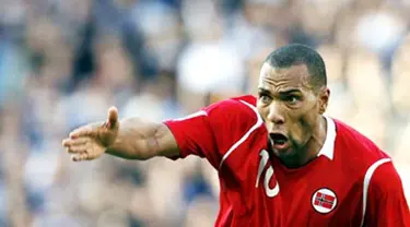 Norway&#039;s JOhn Carew calls for the ball against Scotland during their 2010 FIFA World Cup qualifier football match at Hampden Park, in Glasgow, Scotland on October 11, 2008. AFP PHOTO/PAUL ELLIS