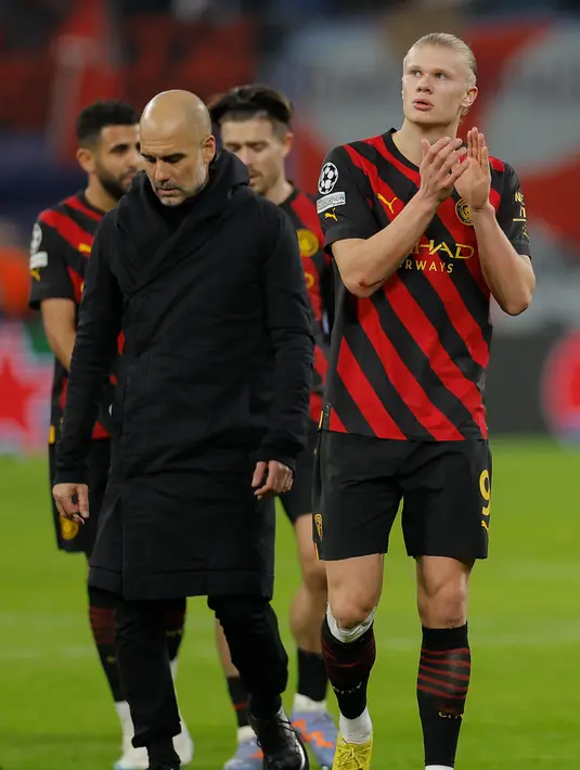 Pelatih Manchester City, Pep Guardiola tertunduk usai bertanding melawan  RB Leipzig pada pertandingan leg pertama babak 16 besar Liga Champions di Red Bull Arena, Jerman, Kamis (23/2/2023). Usai pertandingan, Guardiola mengumpulkan para pemainnya di lapangan mencoba menyemangati timnya yang kecewa. (AFP/Odd Andersen)