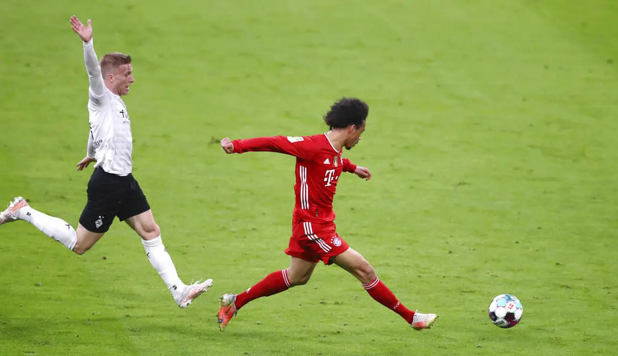 Penyerang Bayern Munchen, Leroy Sane, mencetak gol ke gawang Moenchengladbach pada laga Liga Jerman di Allianz Arena, Sabtu (8/5/2021). Bayern Munchen menang enam gol tanpa balas. (AP/Matthias Schrader, Pool)