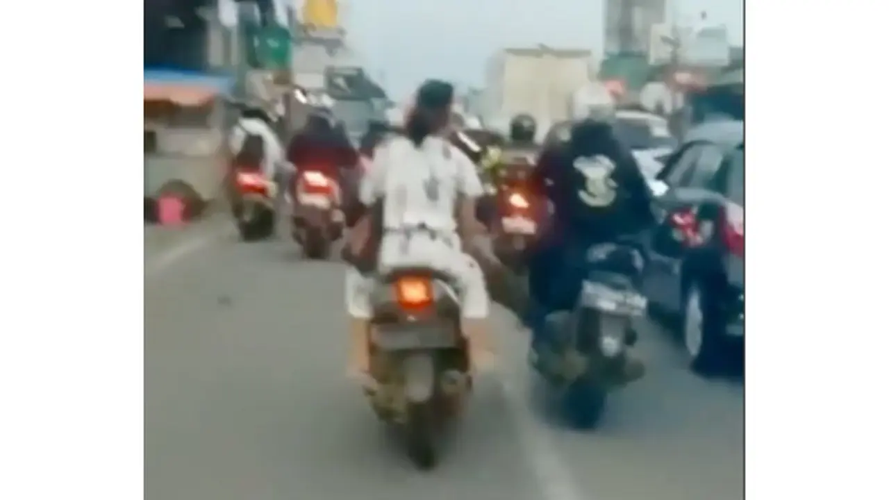 Pengendara Motor Tidak Terima Saat Disuruh Minggir Oleh Ambulans