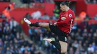 Aksi memikat Zlatan Ibrahimovic dengan tendangan kung-fu saat melawan Swansea di Liberty Stadium, 6 November 2016.