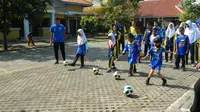 Gelandang Persib Bandung Abdul Aziz memberikan coaching clinic kepada siswa SLBN Cicendo dalam rangka memperingati Hari Olah Raga Nasional (Haornas) 2019, Senin (9/9/2019). (Liputan6.com/Huyogo Simbolon)